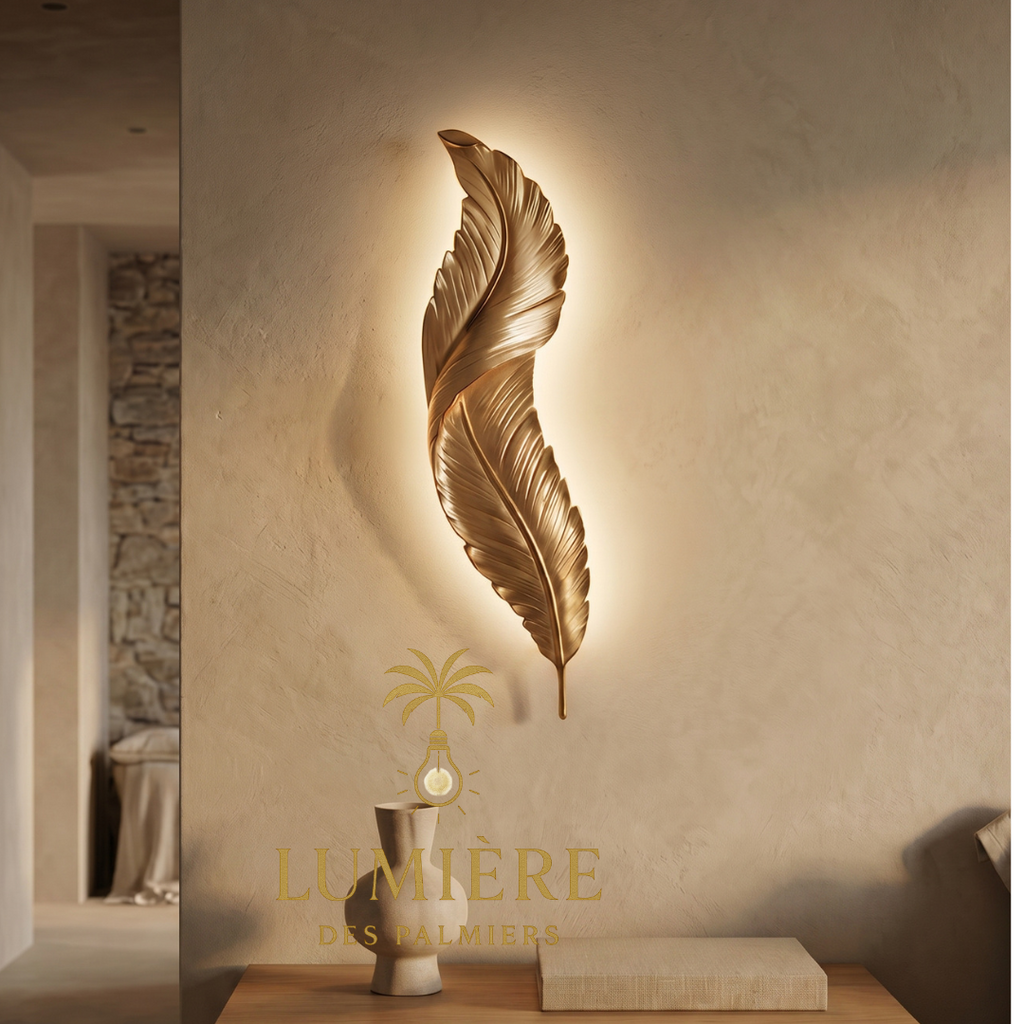 Applique murale Feather Gold plume dorée LED rétroéclairée salon couloir - décoration murale luxe Maroc - Lumière des Palmiers
